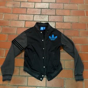 BLACK ADIDAS JACKET WITH BLUE LOGO AND BUTTONS (MEDIUM)